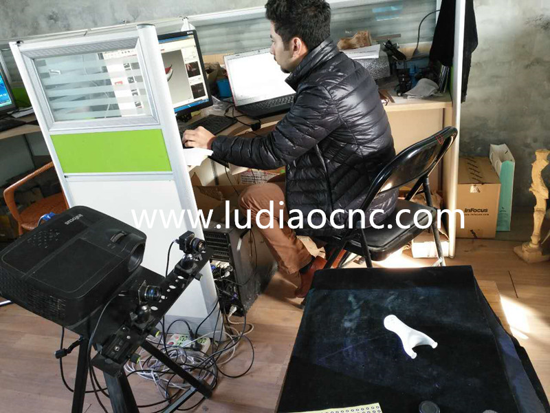 沙特客戶在學習三維立體掃描儀,掃描鞋楦專用